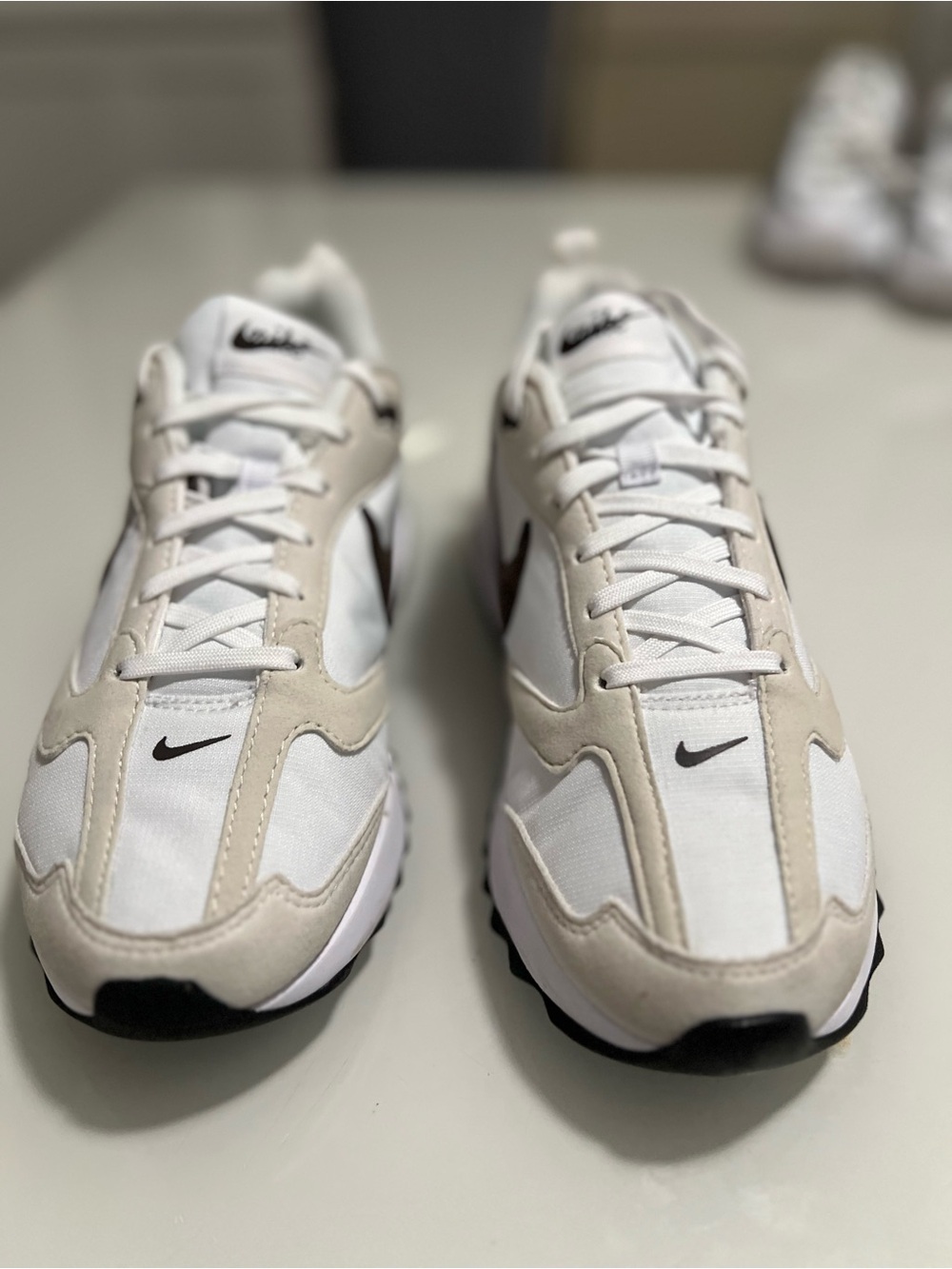 Nike Women’s White and Black Casual Running Sneakers Sz 9 - Picture 3 of 7